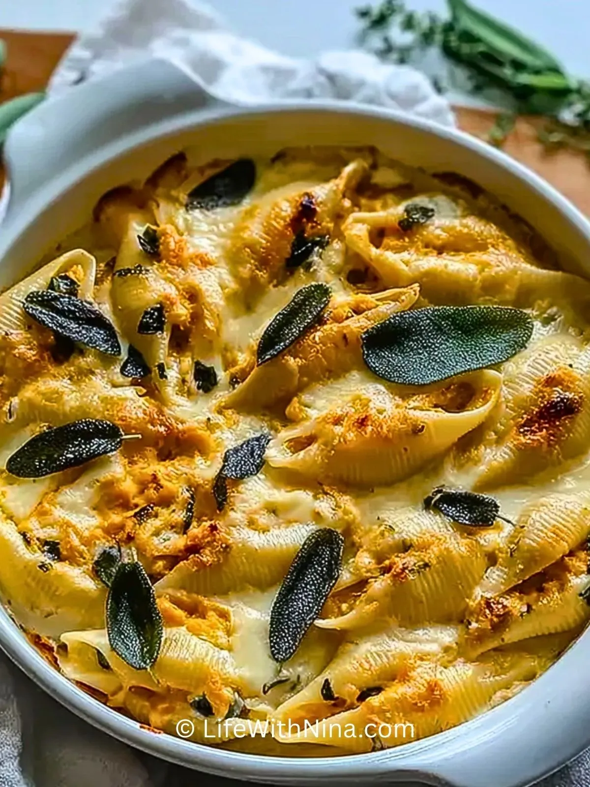 mit-kurbis-und-gouda-gefullte-muschelnudeln-mit-brauner-butter-salbei-alfredo-sose